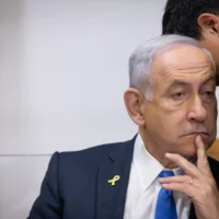 Le Premier ministre Benjamin Netanyahu au tribunal de district de Tel Aviv lors de son procès pour corruption en cours, le 22 avril 2025. (Crédit : Miriam Alster/Flash90)