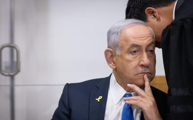 Le Premier ministre Benjamin Netanyahu au tribunal de district de Tel Aviv lors de son procès pour corruption en cours, le 22 avril 2025. (Crédit : Miriam Alster/Flash90)