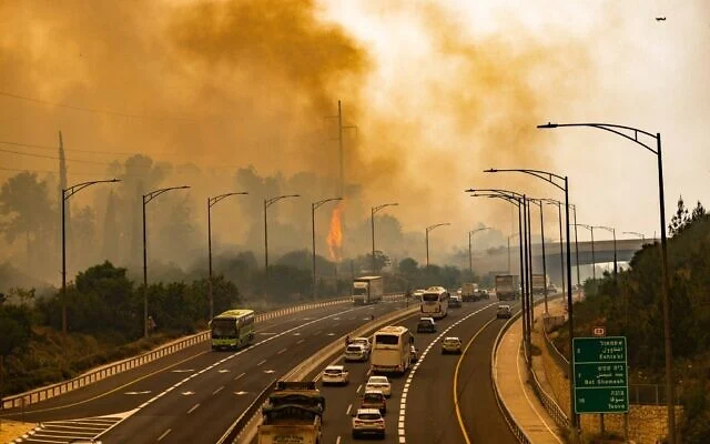 Vue d'un important incendie qui s'est déclaré près du moshav Eshtaol, le 23 avril 2025. (Crédit : Chaïm Goldberg/Flash90)