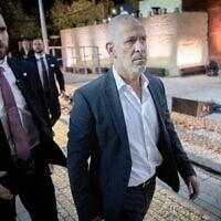 Le chef du Shin Bet, Ronen Bar, assiste à une cérémonie organisée au musée commémoratif Yad Vashem à Jérusalem, le 23 avril 2025. (Crédit : Chaim Goldberg/Flash90)