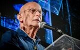 L'ancien directeur du Shin Bet, Ami Ayalon, prend la parole lors d'une manifestation anti-gouvernement, sur la Place Habima de Tel Aviv, le 26 avril 2025. (Avshalom Sassoni/Flash90)