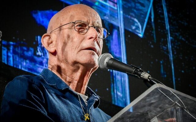 L'ancien directeur du Shin Bet, Ami Ayalon, prend la parole lors d'une manifestation anti-gouvernement, sur la Place Habima de Tel Aviv, le 26 avril 2025. (Avshalom Sassoni/Flash90)