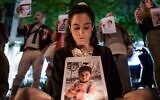 Des activistes tiennent les photos d'enfants tués lors de la guerre à Gaza, lors d'une manifestation appelant à un cessez-le-feu, à Tel Aviv, le 26 avril 2025. (Tomer Neuberg/Flash90)
