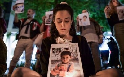 Des activistes tiennent les photos d'enfants tués lors de la guerre à Gaza, lors d'une manifestation appelant à un cessez-le-feu, à Tel Aviv, le 26 avril 2025. (Tomer Neuberg/Flash90)