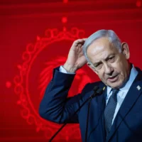Le Premier ministre Benjamin Netanyahu s'exprime lors de la conférence JNS à Jérusalem, le 27 avril 2025. (Crédit : Yonatan Sindel/Flash90)