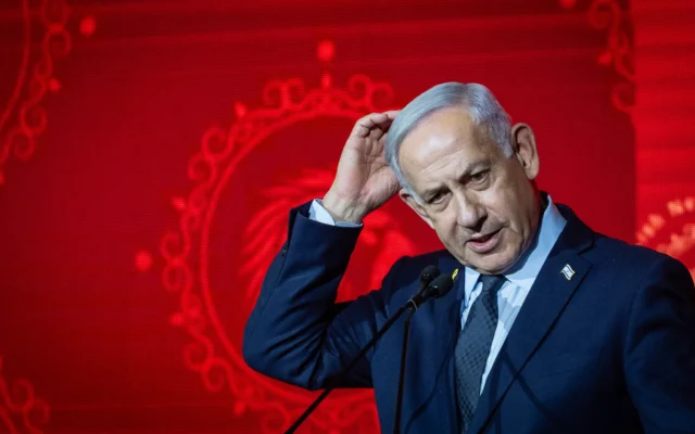 Le Premier ministre Benjamin Netanyahu s'exprime lors de la conférence JNS à Jérusalem, le 27 avril 2025. (Crédit : Yonatan Sindel/Flash90)