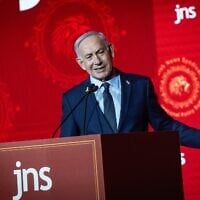 Le Premier ministre Benjamin Netanyahu prend la parole lors de la conférence du Jewish News Syndicate conference à Jérusalem, le 27 avril 2025. (Yonatan Sindel/Flash90)