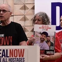 L'ex-otage Keith Siegel s'exprimant lors d'une conférence de presse, à Tel Aviv, le 28 avril 2025. (Crédit : Tomer Neuberg/Flash90)