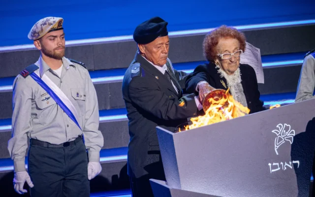 Blanca Gut et Itzik Akrish allument une torche pendant la répétition générale de la cérémonie du 77e anniversaire de l'indépendance israélienne, qui s'est tenue au Mont Herzl, à Jérusalem, le 28 avril 2025 (Yonatan Sindel/Flash90).