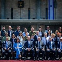 La plupart des personnes invitées à allumer le flambeau du 77ᵉ Yom HaAtsmaout en présence du président de la Knesset Amir Ohana et de la ministre des Transports Miri Regev, devant la Knesset, le 28 avril 2025. (Crédit : Yonatan Sindel/Flash90)