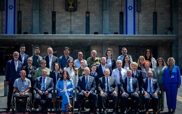 La plupart des personnes invitées à allumer le flambeau du 77ᵉ Yom HaAtsmaout en présence du président de la Knesset Amir Ohana et de la ministre des Transports Miri Regev, devant la Knesset, le 28 avril 2025. (Crédit : Yonatan Sindel/Flash90)