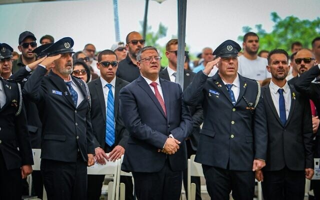 Le ministre de la Sécurité nationale, Itamar Ben Gvir, lors d'une cérémonie de commémoration des policiers tués au cimetière militaire du Mont Herzl, le 30 avril 2025. (Arie Leib Abrams/Flash90)