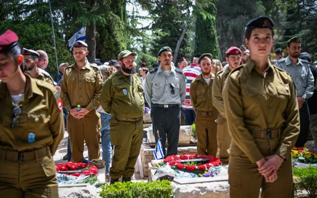 Les Israéliens restent immobiles alors qu'une sirène de deux minutes retentit dans tout Israël, marquant Yom HaZikaron, au cimetière militaire du Mont Herzl à Jérusalem, le 30 avril 2025. (Crédit : Arie Leib Abrams/Flash90) Les Israéliens restent immobiles alors qu'une sirène de deux minutes retentit dans tout Israël, marquant Yom HaZikaron, au cimetière militaire du Mont Herzl à Jérusalem, le 30 avril 2025. (Crédit : Arie Leib Abrams/Flash90)