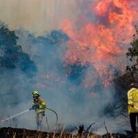 Des pompiers tentent d'éteindre un incendie qui s'est déclaré près de la communauté de Mesilat Zion, le 30 avril 2025. (Noam Revkin Fenton/Flash90)