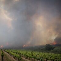 Les pompiers tentent d'éteindre un incendie qui s'est déclenché près de la communauté de Mesilat Zion, le 30 avril 2025. (Noam Revkin Fenton/Flash90)