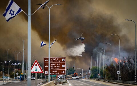 Vue d'un immense incendie près de Latrun, le 30 avril 2025. (Crédit : Oren Ben Hakoon/Flash90)
