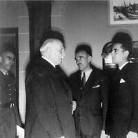 Alors membres du Commissariat général au reclassement des prisonniers de guerre, François Mitterrand (à droite) et Marcel Barrois (au centre) sont reçus en audience par le maréchal Pétain, en octobre 1942. (Domaine public)