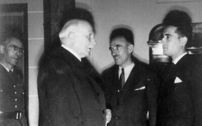 Alors membres du Commissariat général au reclassement des prisonniers de guerre, François Mitterrand (à droite) et Marcel Barrois (au centre) sont reçus en audience par le maréchal Pétain, en octobre 1942. (Domaine public)
