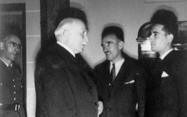 Alors membres du Commissariat général au reclassement des prisonniers de guerre, François Mitterrand (à droite) et Marcel Barrois (au centre) sont reçus en audience par le maréchal Pétain, en octobre 1942. (Domaine public) Alors membres du Commissariat général au reclassement des prisonniers de guerre, François Mitterrand (à droite) et Marcel Barrois (au centre) sont reçus en audience par le maréchal Pétain, en octobre 1942. (Domaine public)