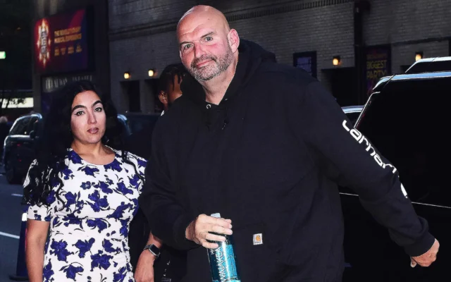 Gisele Barreto Fetterman, à gauche, et son mari, le sénateur démocrate John Fetterman de Pennsylvanie, en 2023. (Crédit : Patricia Schlein/Star Max/GC Images) Gisele Barreto Fetterman, à gauche, et son mari, le sénateur démocrate John Fetterman de Pennsylvanie, en 2023. (Crédit : Patricia Schlein/Star Max/GC Images)