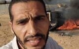 Le journaliste et terroriste présumé du Hamas Hassan Eslaiah devant un char de l’armée israélienne en feu lors du pogrom perpétré par le Hamas, le 7 octobre 2023. (Crédit : Capture d'écran/X ; utilisée conformément à l'article 27a de la loi sur le droit d'auteur)