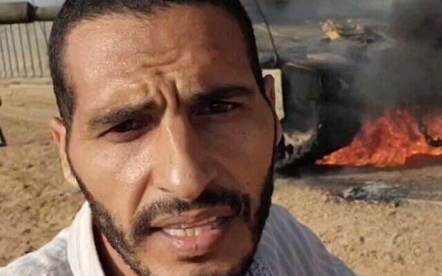 Le journaliste et terroriste présumé du Hamas Hassan Eslaiah devant un char de l’armée israélienne en feu lors du pogrom perpétré par le Hamas, le 7 octobre 2023. (Crédit : Capture d'écran/X ; utilisée conformément à l'article 27a de la loi sur le droit d'auteur) Le journaliste et terroriste présumé du Hamas Hassan Eslaiah devant un char de l’armée israélienne en feu lors du pogrom perpétré par le Hamas, le 7 octobre 2023. (Crédit : Capture d'écran/X ; utilisée conformément à l'article 27a de la loi sur le droit d'auteur)