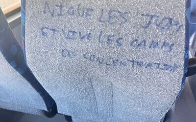 Photo non datée prise dans un bus scolaire du département du Gard, montrant des inscriptions antisémites découvertes le 7 avril 2025. (Crédit : X / @CaroleDelga / utilisée conformément à l'article 27a de la loi sur le droit d'auteur)