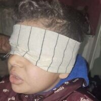 L'enfant sur la photo serait Ahmad Abdul Karim al-Deek, le fils d'un Palestinien recherché, et aurait été utilisé par Tsahal pour faire pression sur son père, le 22 avril 2025. (Crédit : X / @IhabHassane)