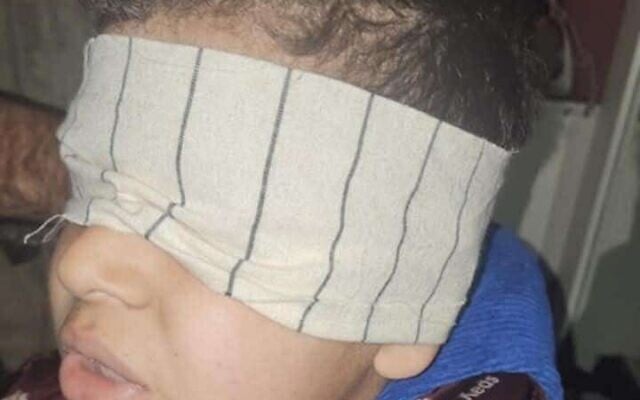 L'enfant sur la photo serait Ahmad Abdul Karim al-Deek, le fils d'un Palestinien recherché, et aurait été utilisé par Tsahal pour faire pression sur son père, le 22 avril 2025. (Crédit : X / @IhabHassane) L'enfant sur la photo serait Ahmad Abdul Karim al-Deek, le fils d'un Palestinien recherché, et aurait été utilisé par Tsahal pour faire pression sur son père, le 22 avril 2025. (Crédit : X / @IhabHassane)