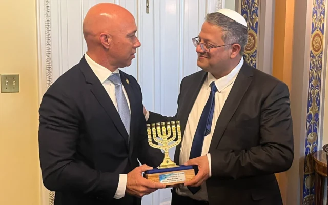 Le représentant Brian Mast et le ministre de la Sécurité nationale Itamar Ben Gvir, le 28 avril 2025. (Crédit : Majorité de la commission des Affaires étrangères de la Chambre des représentants/X) Le représentant Brian Mast et le ministre de la Sécurité nationale Itamar Ben Gvir, le 28 avril 2025. (Crédit : Majorité de la commission des Affaires étrangères de la Chambre des représentants/X)