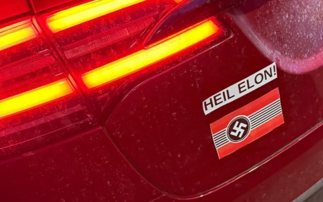 Un autocollant portant l'inscription « Heil Elon » a été apposé sur une voiture Tesla appartenant à un homme juif à Chicago. (Crédit : Facebook via JTA)