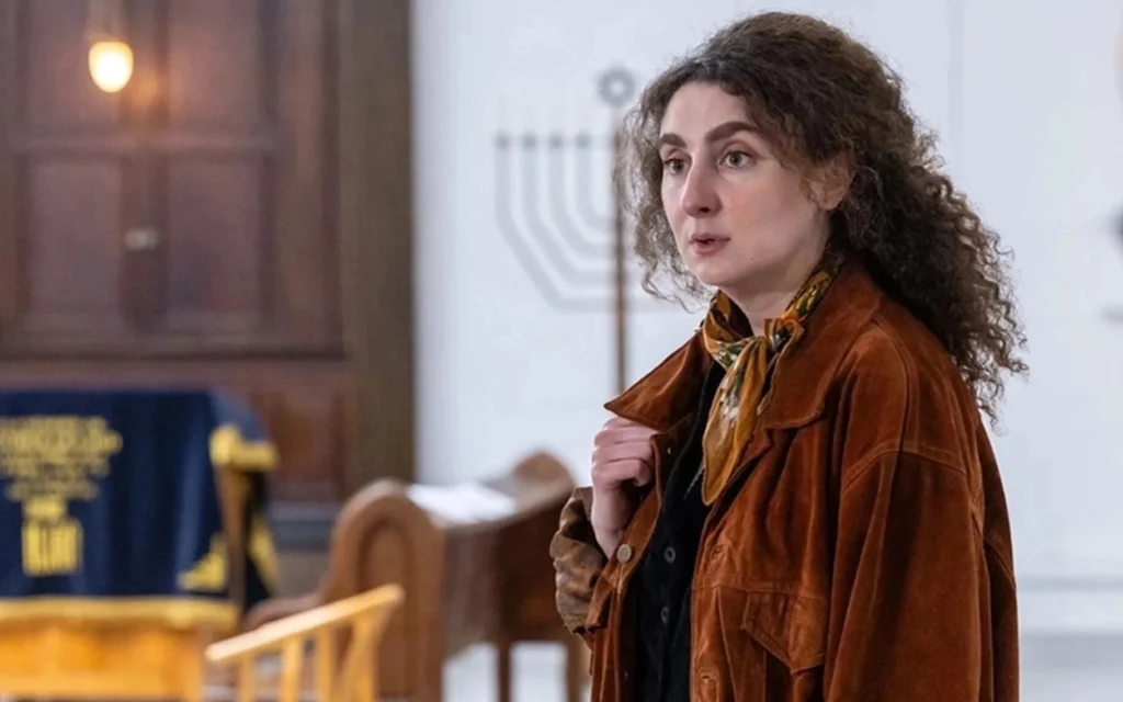 Elsa Guedj dans le rôle d'une femme rabbin inspirée par Delphine Horvilleur dans la série "Reformed" de Max. (Autorisation : Max via JTA) Elsa Guedj dans le rôle d'une femme rabbin inspirée par Delphine Horvilleur dans la série "Reformed" de Max. (Autorisation : Max via JTA)