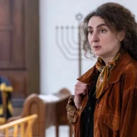 Elsa Guedj dans le rôle d'une femme rabbin inspirée par Delphine Horvilleur dans la série "Reformed" de Max. (Autorisation : Max via JTA)