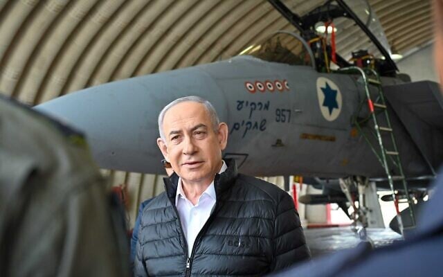 Le Premier ministre Benjamin Netanyahu visite une base de F-15 de l'armée de l'air le 11 avril 2024. (Crédit : Kobi Gideon/GPO) Le Premier ministre Benjamin Netanyahu visite une base de F-15 de l'armée de l'air le 11 avril 2024. (Crédit : Kobi Gideon/GPO)