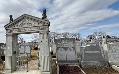 Le carré de l'Alliance théâtrale yiddish du cimetière du mont Hébron, dans le Queens, à New York, possède des tombes du début des années 1900. Les visiteurs du cimetière peuvent faire une visite audio en autonomie pour découvrir leur histoire. (Cathryn J. Prince)