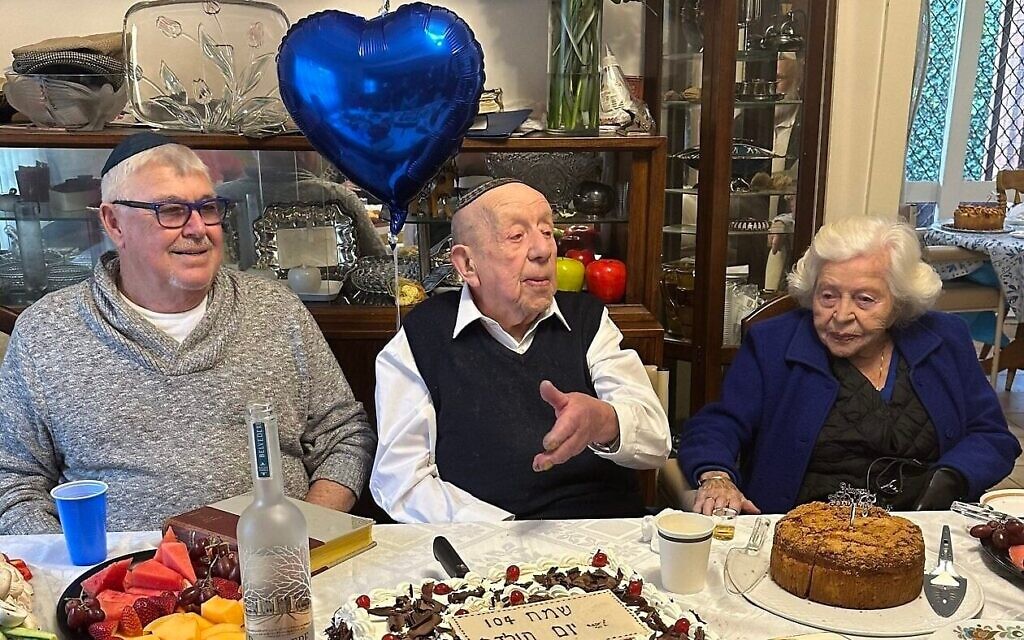 Berysz Aurbach (au centre), lors de son 104e anniversaire, à Melbourne, en Australie. (Crédit : Moshe Aurbach) Berysz Aurbach (au centre), lors de son 104e anniversaire, à Melbourne, en Australie. (Crédit : Moshe Aurbach)