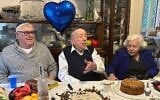 Berysz Aurbach (au centre), lors de son 104e anniversaire, à Melbourne, en Australie. (Crédit : Moshe Aurbach)