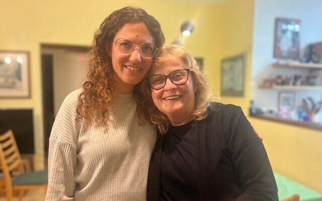Rose Modlin (à gauche) et Tal Breuer, bénévole de HaOgen. (Crédit : Hadas Kuznits)