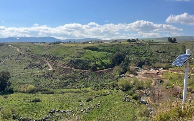 Une vue sur un poste de l'ONU et la Ligne bleue marquant la frontière avec le sud du Liban depuis le village alaouite de Ghajar, dans le nord d'Israël, le 23 mars 2025. (Crédit : Nava Freiberg/Times of Israel)