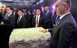 Des responsables israéliens et japonais lors de l'inauguration du pavillon israélien, à l'Exposition universelle de 2025, à Osaka, le 23 avril 2025. (Crédit : Commission israélienne pour l'Exposition universelle de 2025 à Osaka)