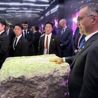 Des responsables israéliens et japonais lors de l'inauguration du pavillon israélien, à l'Exposition universelle de 2025, à Osaka, le 23 avril 2025. (Crédit : Commission israélienne pour l'Exposition universelle de 2025 à Osaka)