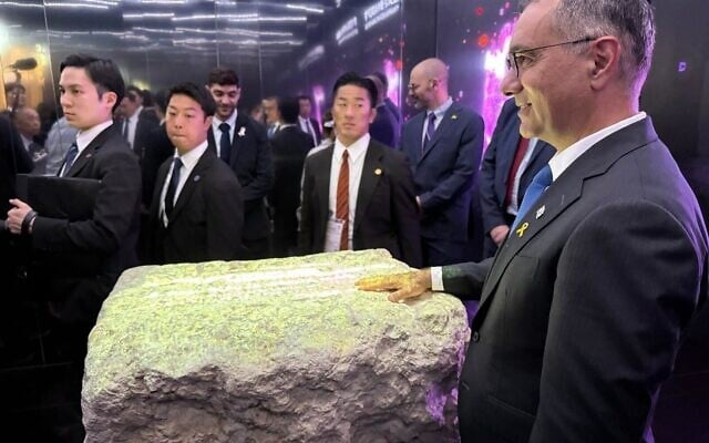 Des responsables israéliens et japonais lors de l'inauguration du pavillon israélien, à l'Exposition universelle de 2025, à Osaka, le 23 avril 2025. (Crédit : Commission israélienne pour l'Exposition universelle de 2025 à Osaka)