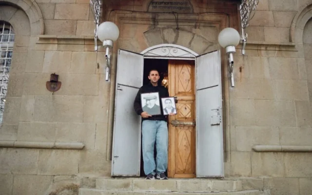Beniamin Levishvili, 23 ans, est le gabbai de l'ancienne synagogue d'Akhaltsikhe, en Géorgie. Ses défunts père et grand-père, Simon et Ioseb Levishvili, ont occupé ces fonctions avant lui. (Sofia Poznansky)