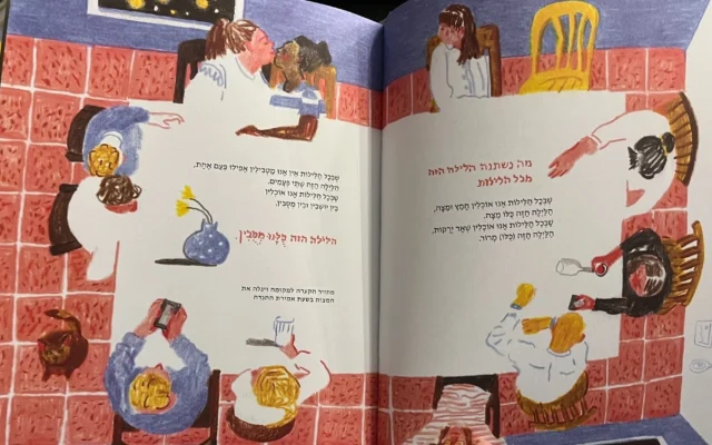 La haggadah d'Asufa pour 2025 avec plusieurs images montrant des chaises jaunes aux tables du seder, symbolisant les otages israéliens qui sont encore à Gaza. (Crédit : Philissa Cramer / JTA) La haggadah d'Asufa pour 2025 avec plusieurs images montrant des chaises jaunes aux tables du seder, symbolisant les otages israéliens qui sont encore à Gaza. (Crédit : Philissa Cramer / JTA)