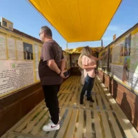 Le récit des festivaliers cachés dans une benne à ordures et qui ont fini assassinés par des terroristes du Hamas au festival Nova, près du kibboutz Reim, dans le sud d'Israël, le 7 octobre 2025, se raconte sur les murs le 25 mars 2025. (Crédit : Sue Surkes/Times of Israel)