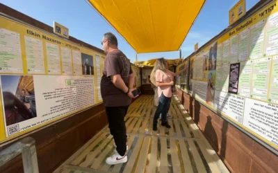 Le récit des festivaliers cachés dans une benne à ordures et qui ont fini assassinés par des terroristes du Hamas au festival Nova, près du kibboutz Reim, dans le sud d'Israël, le 7 octobre 2025, se raconte sur les murs le 25 mars 2025. (Crédit : Sue Surkes/Times of Israel)