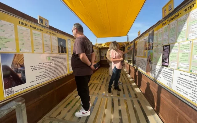 Le récit des festivaliers cachés dans une benne à ordures et qui ont fini assassinés par des terroristes du Hamas au festival Nova, près du kibboutz Reim, dans le sud d'Israël, le 7 octobre 2025, se raconte sur les murs le 25 mars 2025. (Crédit : Sue Surkes/Times of Israel)