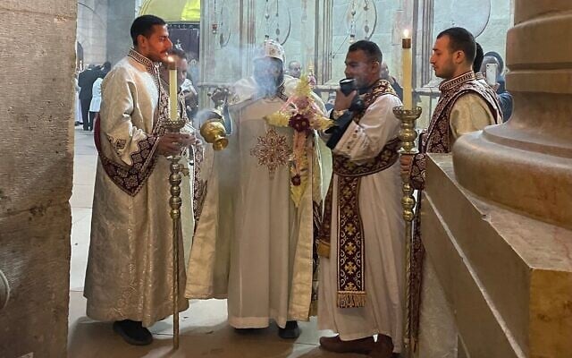 À l'intérieur de l'église du Saint-Sépulcre, dans la Vieille ville de Jérusalem à l'occasion du Dimanche des Rameaux, le 13 avril 2025. (Sue Surkes/Times of Israel)