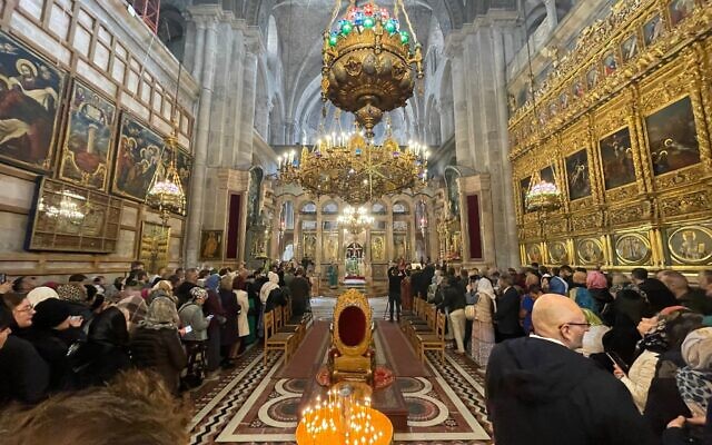 Des chandelier en or dans la section grecque orthodoxe de l'église du Saint-Sépulcre, dans la Vieille ville de Jérusalem à l'occasion du Dimanche des Rameaux, le 13 avril 2025. (Sue Surkes/Times of Israel)