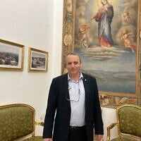 Le député Gilad Kariv (Avoda) en visite au Patriarcat latin de Jérusalem pour présenter ses condoléances à la suite du décès du pape François, le 23 avril 2025. (Crédit : Rossella Tercatin/Times of Israel)